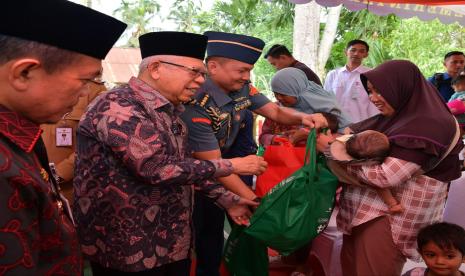 Badan Amil Zakat Nasional (BAZNAS) bersama Wakil Presiden RI Prof Dr KH Maruf Amin menyerahkan bantuan 200 Paket Logistik Keluarga bagi keluarga rentan di Provinsi Jambi.