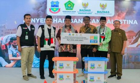 Badan Amil Zakat Nasional (Baznas) Kabupaten Garut menyalurkan infak kemanusiaan untuk Palestina sebesar Rp 1 miliar melalui BAZNAS RI, sebagai wujud kepedulian terhadap masyarakat di negeri itu.