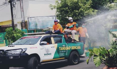 Badan Amil Zakat Nasional (Baznas) melalui Baznas Tanggap Bencana (BTB) menggelar kegiatan penyemprotan cairan disinfektan di sejumlah titik di Kampung Bidara Cina, Jakarta Timur (Jaktim), Senin, (13/4).