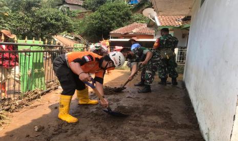 Badan Amil Zakat NAsional (Baznas) melalui Baznas Tanggap Bencana melakukan aksi resik membersihkan lumpur sisa banjir bandang di Desa Cintamanik, Kecamatan Karangtengah, Kabupaten Garut, Jawa Barat, pada Senin (29/11).