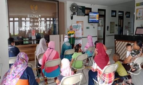 Badan Amil Zakat Nasional (Baznas) melalui klinik pratama Rumah Sehat Baznas terus mengedukasi masyarakat tentang pentingnya menjaga kesehatan di tengah pandemi Covid-19.