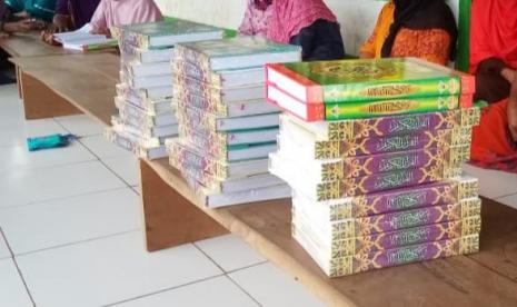 Badan Amil Zakat Nasional (BAZNAS) melalui lembaga program Zakat Community Development (ZCD) memberikan bantuan berupa fasilitas pendidikan untuk Kelompok Majelis Taklim Nurul Hidayah yang terbentuk di Kampung Zakat Talaga Jaya, Kecamatan Wasile Selatan, Kabupaten Halmahera Timur, Maluku Utara pada Ahad (7/2).