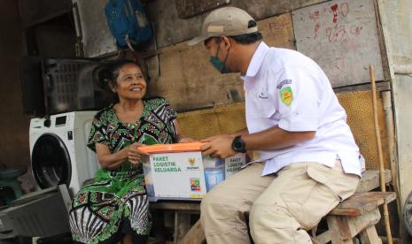 Badan Amil Zakat Nasional (Baznas) melalui program Bank Makanan mendistribusikan paket makanan siap saji dan paket logistik keluarga di daerah Sumur Batu, Kecamatan Bantargebang, Kota Bekasi, Jawa Barat.