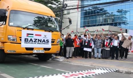 Badan Amil Zakat Nasional (BAZNAS) melepas bantuan untuk warga Palestina.