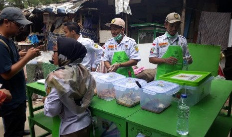 Badan Amil Zakat Nasional (Baznas) meluncurkan program Bank Makanan untuk 100 orang warga Kampung Pemulung, Jurangmangu Timur, Tangerang Selatan, Banten, Rabu (16/10).