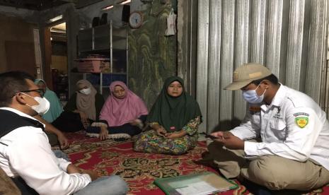 Badan Amil Zakat Nasional (Baznas) membantu meringankan beban hutang Mila Kusuma (41), warga Kampung Rawa Lini, RT. 001/RW.007, Teluknaga, Kabupaten Tangerang, Banten yang viral dalam pemberitaan media massa karena berniat menjual ginjal lantaran terjerat pinjaman online (pinjol), bank keliling hingga koperasi.