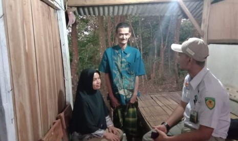 Badan Amil Zakat Nasional (BAZNAS) membantu Nining Suryati (45), guru honorer yang kisahnya viral di media sosial karena tinggal di sebelah water closet (WC) sekolah tempat ia mengajar yakni di SDN Karyabuana 3, Kecamatan Cigeulis, Pandeglang, Banten.