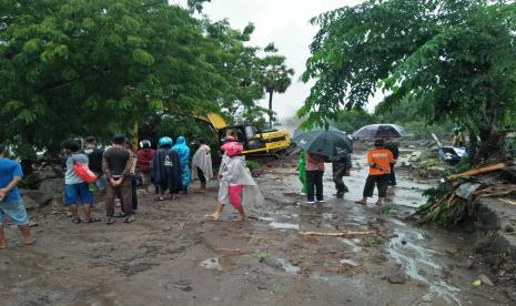 Badan Amil Zakat Nasional (BAZNAS) membentuk tim terpadu untuk melakukan aksi kemanusiaan melayani korban banjir bandang di Nusa Tenggara Timur (NTT). Tim gabungan terdiri dari tim BAZNAS Tanggap Bencana (BTB) pusat dan provinsi, terutama daerah yang berada cukup dekat dengan lokasi bencana.