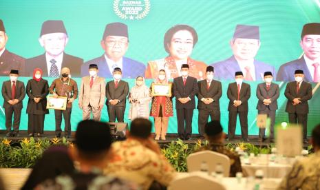  Badan Amil Zakat Nasional (Baznas) memberikan 