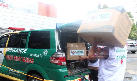 Badan Amil Zakat Nasional (BAZNAS) memberikan bantuan Alat Pelindung Diri (APD) berupa masker sebanyak 200 box yang berisi 10 ribu masker untuk tenaga kesehatan di Jakarta, Kamis (19/3).(Baznas)