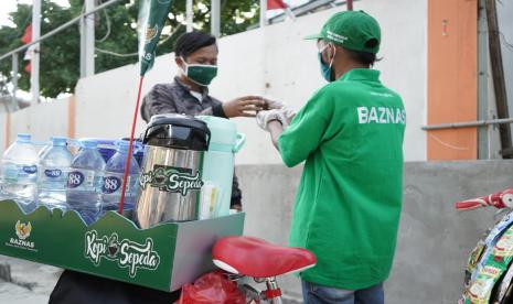 Badan Amil Zakat Nasional (BAZNAS) memberikan bantuan produktif kepada mustahik yang terdampak pandemi dalam Program Kopi Sepeda. Para penerima manfaat tersebut mendapatkan modal usaha, sepeda, dan perlengkapan berjualan kopi.