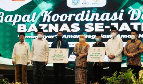 Badan Amil Zakat Nasional (Baznas) memberikan santunan kepada ahli waris dua penerbang pesawat latih TNI Angkatan Laut jenis Bonanza G-36 T-2503 yang jatuh di Selat Madura, pada 7 September 2022 lalu. 