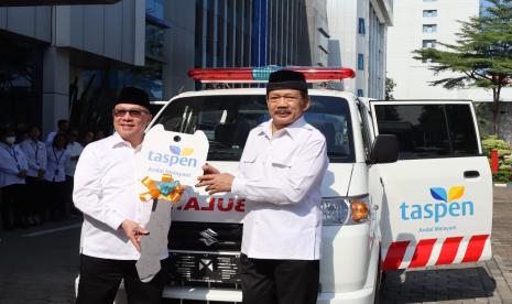 Badan Amil Zakat Nasional (BAZNAS) menerima hibah ambulance dari PT Taspen untuk mendukung pelayanan kesehatan di Rumah Sehat BAZNAS (RSB).