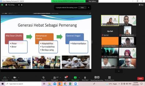 Badan Amil Zakat Nasional (Baznas) mengadakan pembinaan seri kedua bagi 5.000 peserta Beasiswa Santri Baznas  dari 341 pondok pesantren di Indonesia,  secara daring, Jumat (25/2).