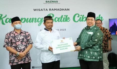 Badan Amil Zakat Nasional (Baznas) mengajak muzaki yang terdiri dari pelajar dan masyarakat umum untuk merasakan pengalaman membatik di Kampung Batik Cibuluh, Kota Bogor, Jawa Barat, Sabtu (15/4/2023).