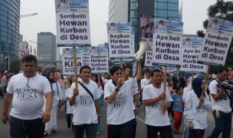 Badan Amil Zakat Nasional (Baznas) menggelar aksi simpatik di area car free day Jalan Soedirman-Thamrin, Jakarta, Ahad (20/8). 