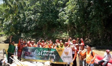 Badan Amil Zakat Nasional (BAZNAS) menggelar program Wisata Zakat dengan mengarungi Sungai Ciliwung, Sabtu (31/3).