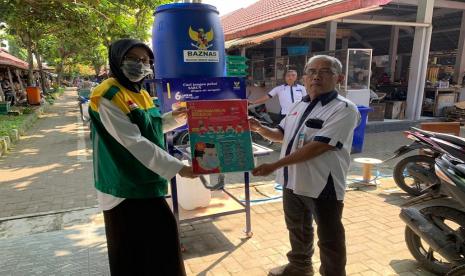 Badan Amil Zakat Nasional (Baznas) menyalurkan bantuan berupa wastafel portabel di pasar tradisional. Salah satu kegiatan penyalurannya dilakukan di Pasar Imogiri, Bantul, Yogyakarta, Sabtu, (18/4) kemarin. 