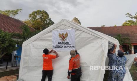 Badan Amil Zakat Nasional (BAZNAS) menyerahkan bantuan senilai Rp 15 Miliar kepada warga korban Erupsi Semeru, di Kabupaten Lumajang, Jawa Timur. Penyerahan bantuan hasil penghimpunan BAZNAS Se-Indonesia ini dilakukan Ketua BAZNAS Prof. Dr. KH Noor Achmad, MA kepada Bupati Lumajang Thoriqul Haq secara daring. (ilustrasi)