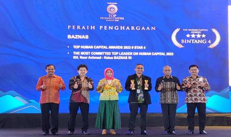 Badan Amil Zakat Nasional (BAZNAS) meraih dua penghargaan Top Human Capital Awards 2023.