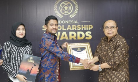 Badan Amil Zakat Nasional (Baznas) meraih penghargaan Indonesia Scholarship Award sebagai lembaga penyedia beasiswa terfavorit.  