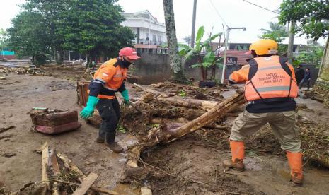 Badan Amil Zakat Nasional (BAZNAS) merespon cepat untuk membantu warga yang terdampak banjir bandang di Kampung Cibuntu RT 04/04 Desa Pasawahan Kecamatan Cicurug, Kabupaten Sukabumi, Jawa Barat. Banjir yang bermula dari hujan dengan intensitas tinggi di Kecamatan Cicurug Senin (22/9) sore tersebut, membuat Sungai Citarik-Cipeuncit meluap hingga mengakibatkan sejumlah rumah, pabrik roti, penggilingan padi serta kendaran terbawa arus.