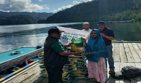 Badan Amil Zakat Nasional (Baznas) mulai mendistribusikan beras Zakat Fitrah sebanyak 10.935 paket beras premium ukuran 5 kg untuk para penerima manfaat (mustahik) di wilayah Papua.