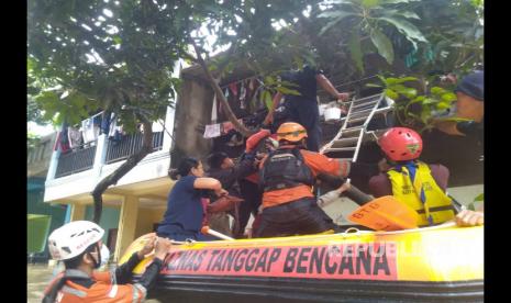 Badan Amil Zakat Nasional (BAZNAS) proses evakuasi korban banjir di Cipinang Melayu, Kecamatan Makassar, Jakarta Timur, dan Pondok Gede Permai, Jatiasih, Bekasi, Jawa Barat, pada Jumat (19/1). 