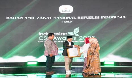 Badan Amil Zakat Nasional (Baznas) RI berhasil meraih penghargaan Indonesian CSR Awards 2023 kategori Gold, yang diselenggarakan oleh Corporate Forum for CSR Development (CFCD). Penghargaan Indonesian CSR Awards 2023 tersebut diterima Wakil Ketua Baznas RI Mo Mahdum, di Jakarta, Senin (4/12/2023). Turut mendampingi Kepala Divisi CSR Budi Setiawan.