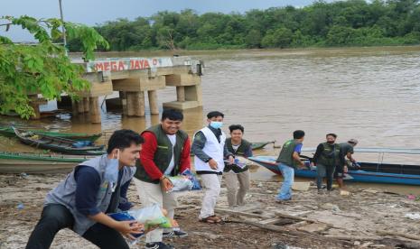 Badan Amil Zakat Nasional (Baznas) RI bersama 70 Baznas kabupaten, kota, dan provinsi menyalurkan beras zakat fitrah ke seluruh Indonesia, agar manfaatnya dapat dirasakan seluruh pelosok negeri, termasuk di Tanah Dayak, Kelurahan Tanjung Pinang, Kecamatan Pahandut, Palangka Raya, Kalimantan Tengah, Selasa (11/5).