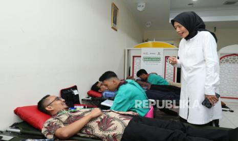 Badan Amil Zakat Nasional (BAZNAS) RI bersama Persatuan Istri Amil (PIA) BAZNAS RI bekerja sama dengan Palang Merah Indonesia (PMI) menggelar kegiatan donor darah di 22 titik Rumah Sehat BAZNAS di seluruh Indonesia. 