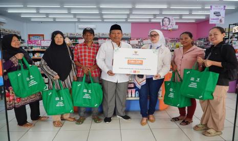 Badan Amil Zakat Nasional (Baznas) RI bersama PT Sumber Indah Lestari (Dan+Dan) membagikan bantuan paket logistik.