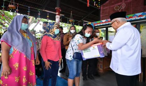 Badan Amil Zakat Nasional (Baznas) RI bersama Wakil Presiden RI, KH Maruf Amin, menyalurkan bantuan 200 Paket Logistik Keluarga untuk korban kebakaran Plumpang, Jakarta Utara.  Penyaluran bantuan tersebut diberikan pada Sabtu (4/3/2023), saat Wapres Maruf mengunjungi korban terdampak kebakaran Plumpang. 