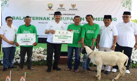 Badan Amil Zakat Nasional (Baznas) RI meluncurkan program Balai Ternak Baznas Kabupaten Sumedang di Desa Cijeungjing, Kecamatan Jatigede sebagai upaya meningkatkan kesejahteraan dan menurunkan angka kemiskinan.