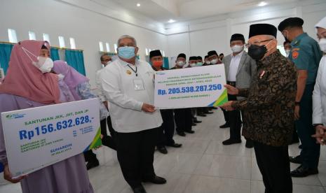 Badan Amil Zakat Nasional (Baznas) RI memberikan bantuan Baznas Santripreneur kepada para santri yang berada di Sulawesi Tenggara.   Simbolisasi penyerahan bantuan dilakukan oleh Wakil Presiden RI, KH Ma