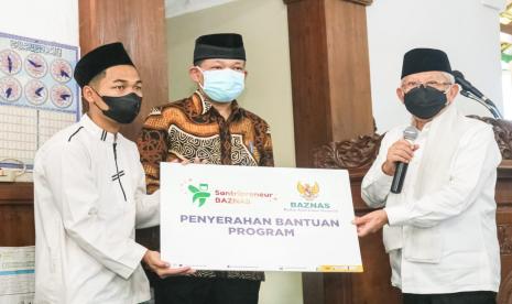 Badan Amil Zakat Nasional (Baznas) RI memberikan bantuan Baznas Santripreneur kepada para santri yang berada di Jawa Timur.   Simbolisasi penyerahan bantuan diberikan Wakil Presiden RI, KH Ma