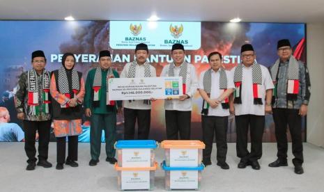 Badan Amil Zakat Nasional (Baznas) RI menerima penyaluran infak kemanusiaan Palestina dari Baznas Sulawesi Selatan sebesar Rp 1.146.000.000. Penyerahan infak tersebut diselenggarakan di Gedung Baznas RI, Jakarta, Jumat (10/11/2023). Turut hadir Ketua Baznas RI Prof Noor Achmad MA, Pimpinan Baznas RI Saidah Sakwan, Rizaludin Kurniawan, KH. Achmad Sudrajat serta Wakil Ketua 1 Baznas Sulawesi Selatan HM Irfan Sanusi Baco.