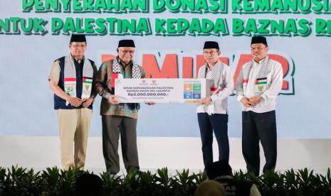 Badan Amil Zakat Nasional (Baznas) RI menerima penyaluran infak Palestina sebesar Rp 3 miliar dari Baznas (Bazis) DKI Jakarta. Simbolisasi penyerahan bantuan diberikan bertepatan Milad Baznas (Bazis) DKI Jakarta ke-55 di Aula Majid Al Azhar, Jalan Sisingamangaraja, Kebayoran Baru, Jakarta Pusat, Selasa (5/12/2023). 