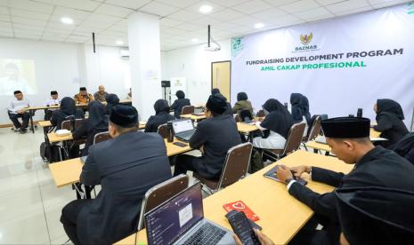 Badan Amil Zakat Nasional (BAZNAS) RI menggelar Fundraising Development Program (FDP) sebagai upaya memperkuat institusi zakat dan profesionalisme amil di Indonesia.