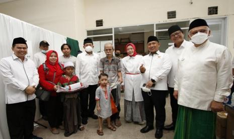  Badan Amil Zakat Nasional (BAZNAS) RI menggelar khitanan massal bagi anak dhuafa sebagai bagian dari rangkaian peringatan HUT BAZNAS RI yang ke-22. 