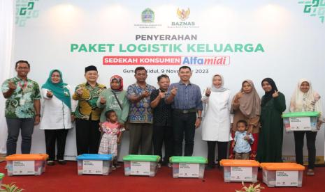 Badan Amil Zakat Nasional (BAZNAS) RI menyalurkan Beasiswa Pascasarjana dan bantuan 1.800 Paket Logistik Keluarga (PLK).