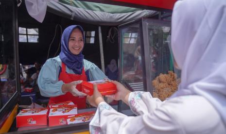 Badan Amil Zakat Nasional (Baznas) RI menyediakan 10.000 boks paket makanan siap saji ZChicken, pada acara Resepsi Puncak 1 Abad Nahdlatul Ulama (NU), di Stadion Gelora Delta Sidoarjo, Jawa Timur, Selasa (7/2/2023). 