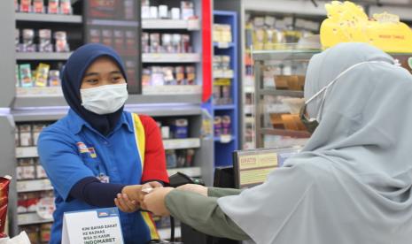 karyawan Indomaret melayani pembeli (ilustrasi). Kementerian Ketenagakerjaan (Kemnaker) kembali mendorong serikat buruh/serikat pekerja (SP/SB) dan manajemen PT Indomarco Prismatama (Indomaret Group) untuk menyelesaikan masalah ketenagakerjaan di perusahaan tersebut dengan mengedepankan musyawarah mufakat.