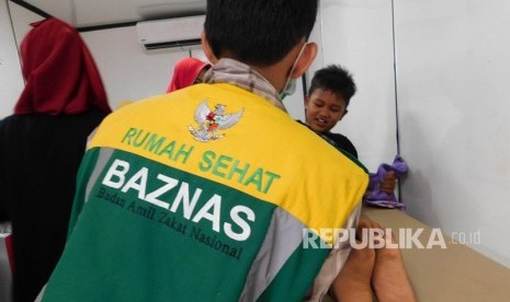 Badan Amil Zakat Nasional menggelar khinatan massal untuk peringati peresmian Rumah Sakit Lapangan di Kabupaten Sigi, Kamis (8/11). 