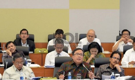  Badan Anggaran DPR gelar rapat kerja dengan pemerintah, membahas Anggaran 2016 di Kompleks Parlemen Senayan, Jakarta, Senin (7/9). (Republika/Wihdan)