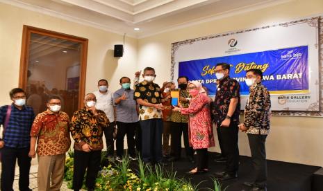 Badan Anggaran DPRD Provinsi Jawa Barat saat melakukan rapat kerja ke Bank Jabar Banten Cabang Surakarta, Jawa Tengah,  dalam rangka mendapatkan data dan informasi terkait dengan kinerja Badan Usaha Milik Daerah (BUMD) khususnya yang berada di luar Provinsi Jawa Barat.