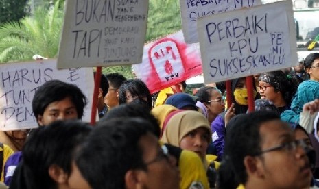 Badan Eksekutif Mahasiswa Se-Indonesia (BEM SI) beraksi damai Rapor Merah KPU di depan Kantor Komisi Pemilihan Umum (KPU), Jakarta, Kamis (8/5). 