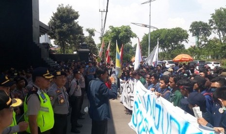 Badan Eksekutif Mahasiswa Seluruh Indonesia (BEM SI) wilayah Jawa Timur menggelar aksi solidaritas di kantor Kepolisian Daerah Jawa Timur, Jalan Gayungsari III Nomor 50F, Gayungan, Surabaya, Rabu (25/10). Mereka menuntut rekan mereka yang ditangkap saat menggelar demonstrasi dalam rangka evaluasi 3 tahun Pemerintahan Joko Widodo-Jusuf Kalla, dibebaskan