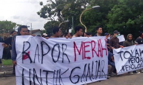 Badan Eksekutif Mahasiswa Seluruh Indonesia (BEM SI) wilayah Jawa Tengah dan Daerah Istimewa Yogyakarta (DIY) melakukan demonstrasi di depan Sportorium Universitas Muhammadiyah Yogyakarta (UMY), Selasa (18/2).