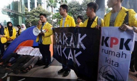 Badan Eksekutif Mahasiswa Universitas Indonesia (BEM UI) memasang tenda saat aksi di depan Gedung KPK, Jakarta, Selasa (27/1). (Republika/Agung Supriyanto)